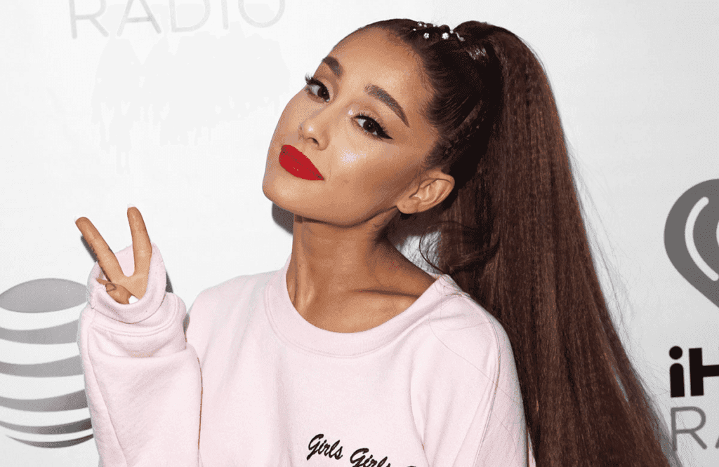 La cantante y actriz Ariana Grande lanzó su nuevo álbum