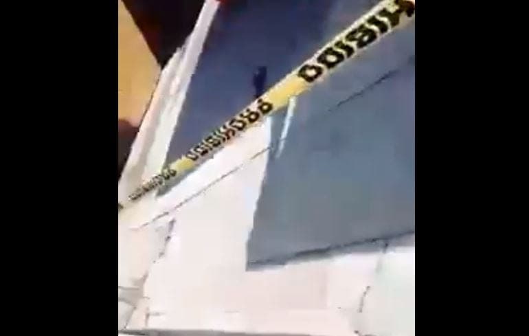 ¡Aquí están los cuerpos! Niña recrea una ejecución con ayuda de dos jóvenes