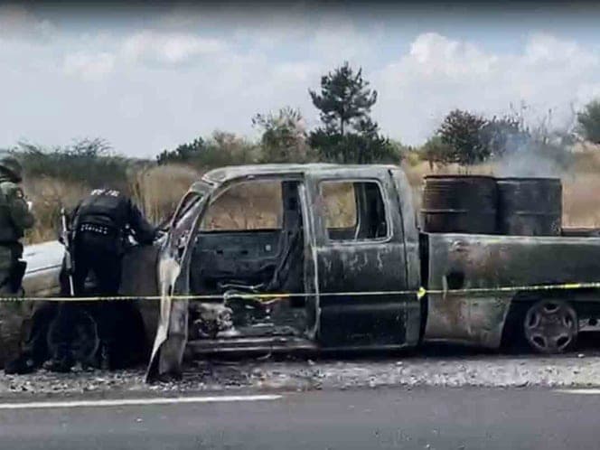 Con cuerpos desmembrados en su interior incendian una camioneta en Jerécuaro