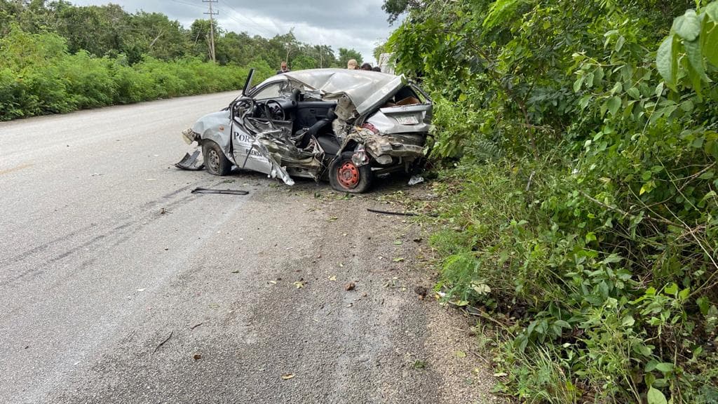 ¡Choca y destroza auto del periódico Por Esto!