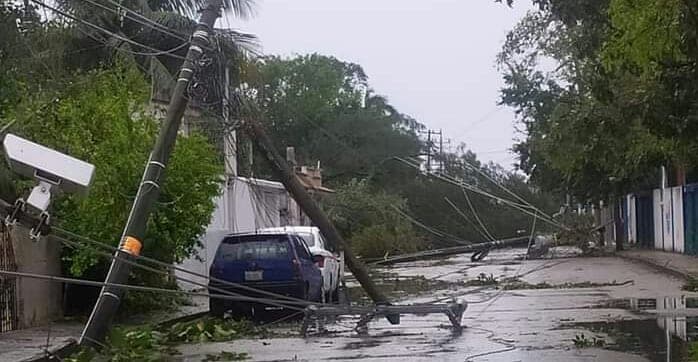 Graves daños deja “Zeta” en postes de luz en Cozumel