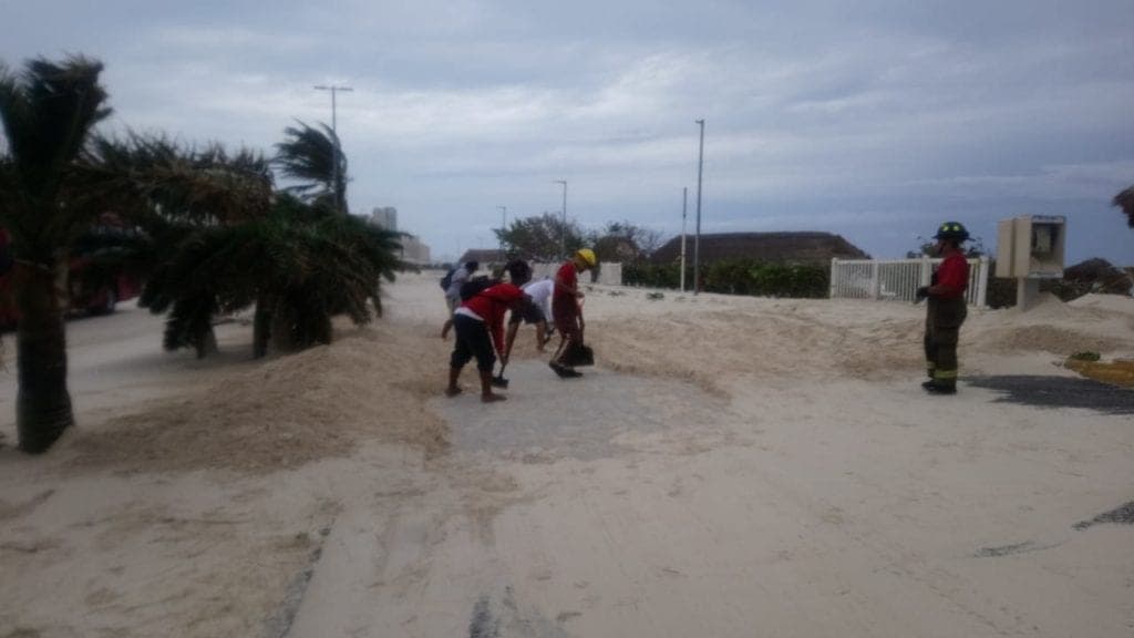 Afectados arenales de Playa Delfines en Cancún por Huracán “Zeta”