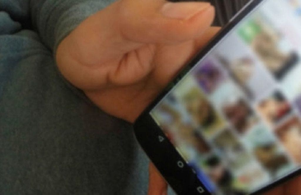 Pequeña comparte imágenes íntimas de su mamá en grupo de trabajo