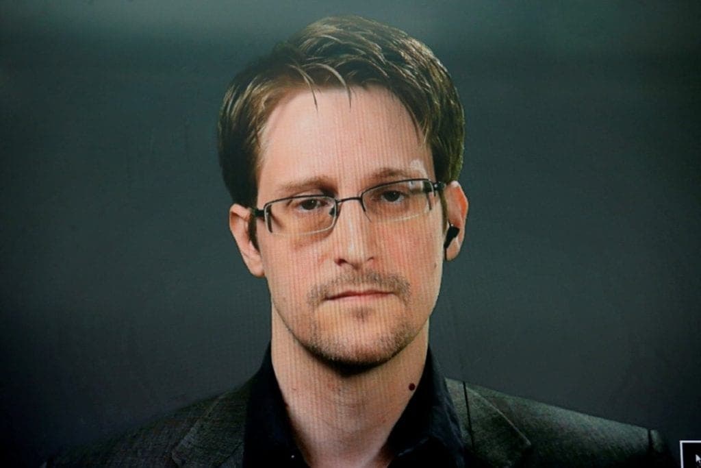 Edward Snowden, acusado de espionaje en EEUU, recibe residencia en Rusia
