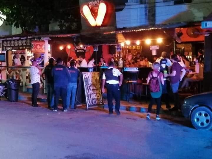Violan a turista entre tres en Playa del Carmen ¡Salió del bar “La Chancla”!