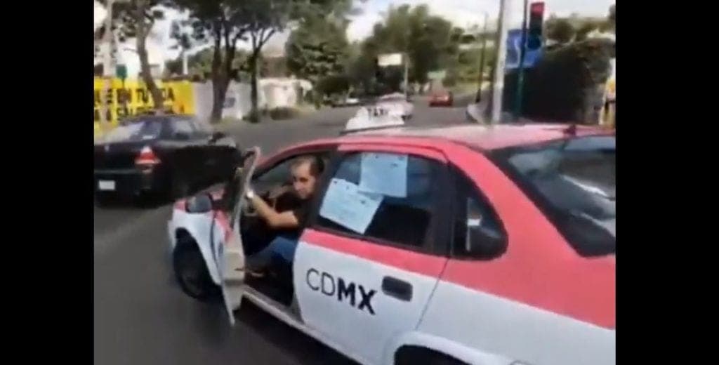 Taxista insulta a mujer que le reclama por pasarte el alto en una calle: "te vale"