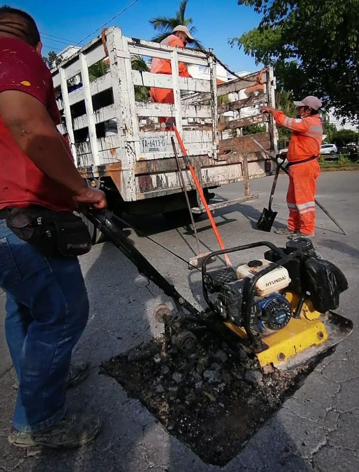 Trabajan en bacheo y limpieza de calles en Solidaridad