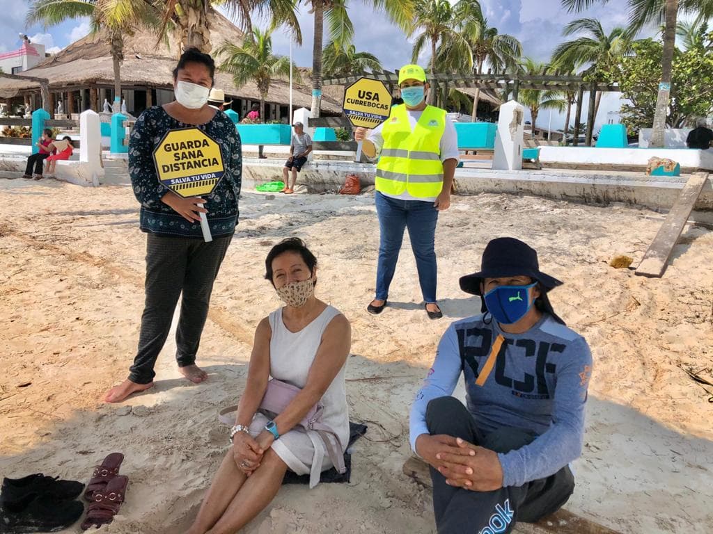“Chalecos amarillos” recuerdan medidas de sanidad a bañistas en Puerto Morelos