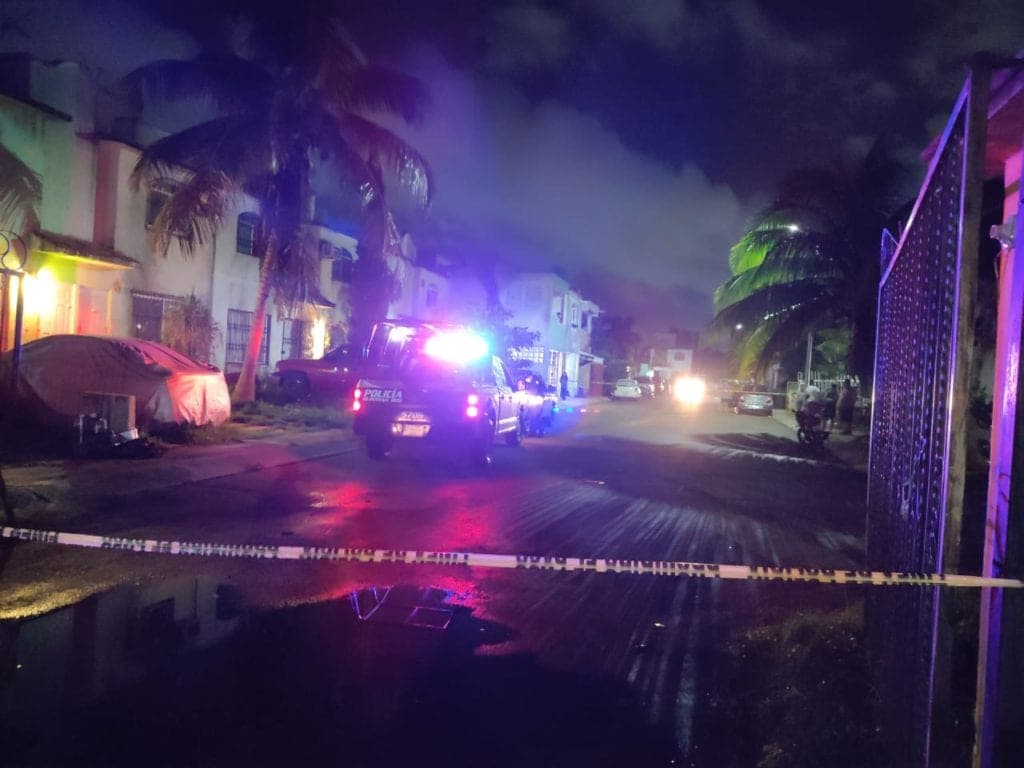 Balean a hombre cerca del campo deportivo "Iris Mora" en Cancún