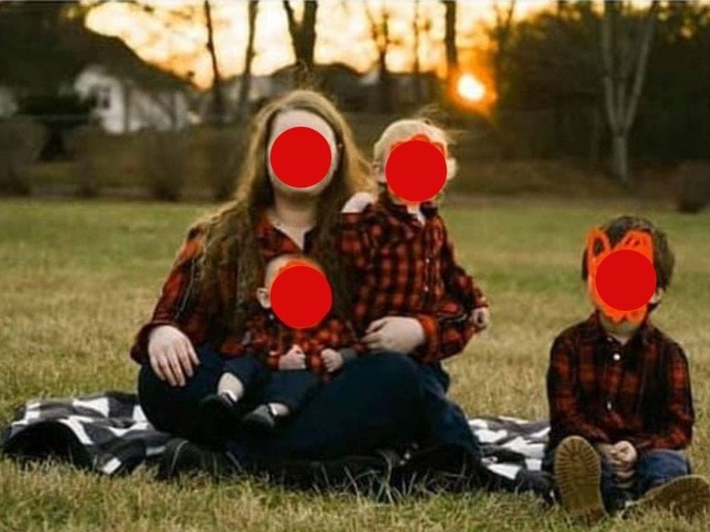 Mujer pide eliminar a su hijastro de las fotos y termina siendo viral e insultada