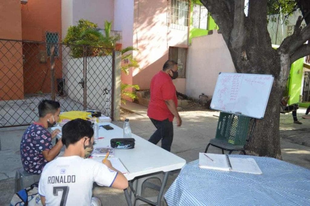 Profesor habilita salón al aire libre en Tamaulipas para alumnos sin TV ni teléfono