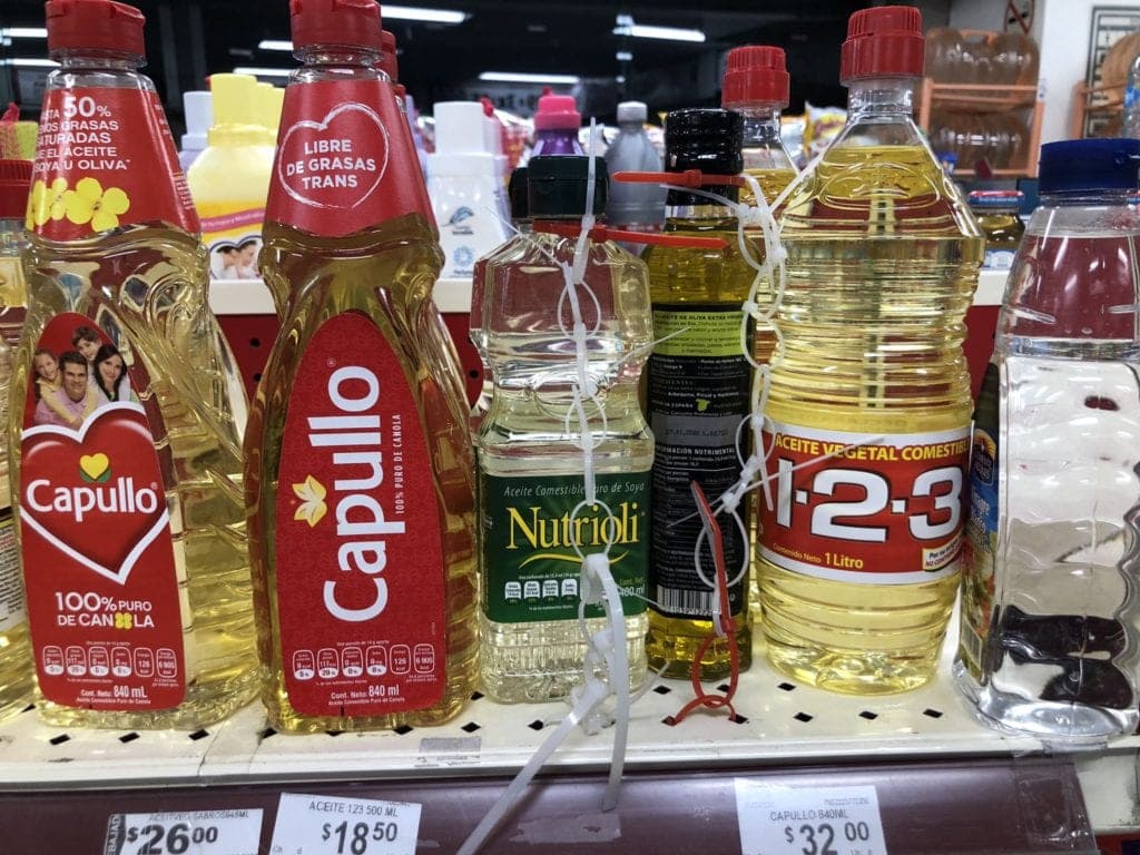 ¡Increíble! Tienda Oxxo amarra productos para que la gente no los robe