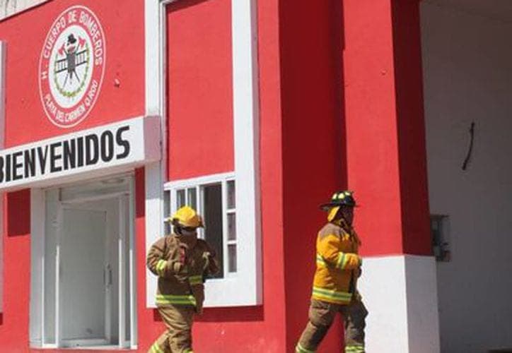 Dejan explosivo afuera de la estación central de Bomberos en Playa del Carmen