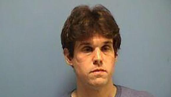 ¡A altas horas de la noche! Acusan a sacerdote de hacer trío en altar de una iglesia