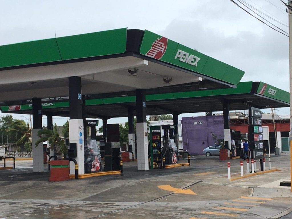 Gasolineras restablecen sus servicios en Cancún, tras alejarse 'Delta'