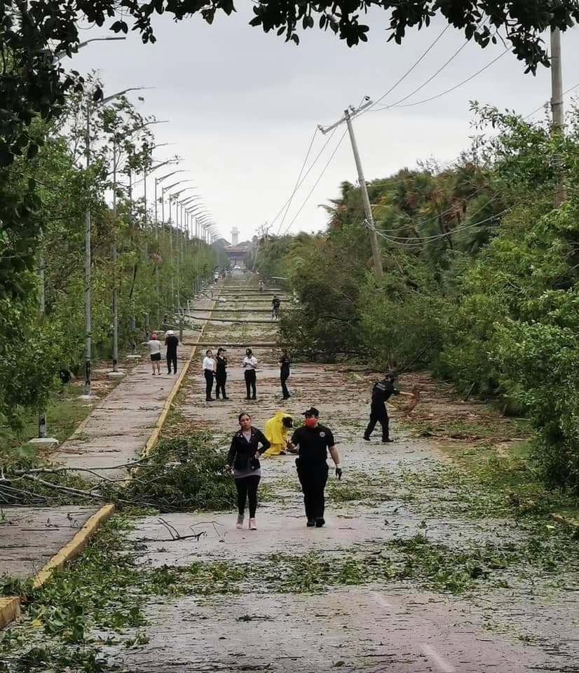 Caída de postes de luz deja incomunicado al casco antiguo de Puerto Morelos