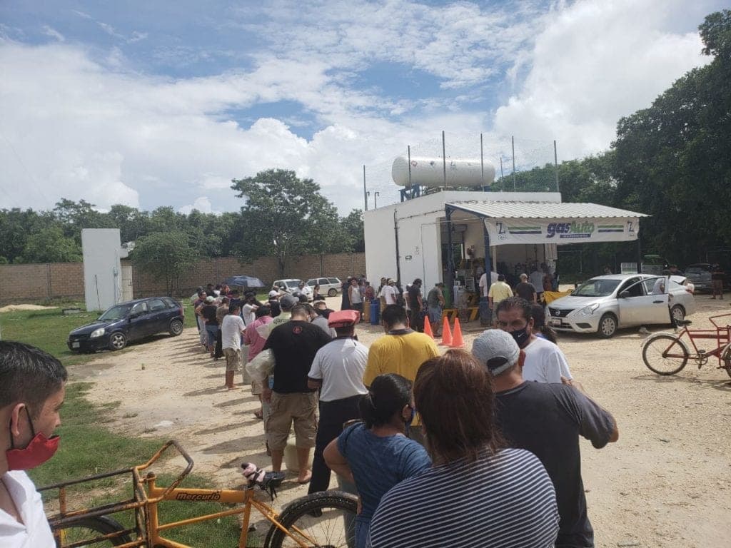 Largas filas en gaseras de Isla Mujeres, previo a llegada de huracán 'Delta'