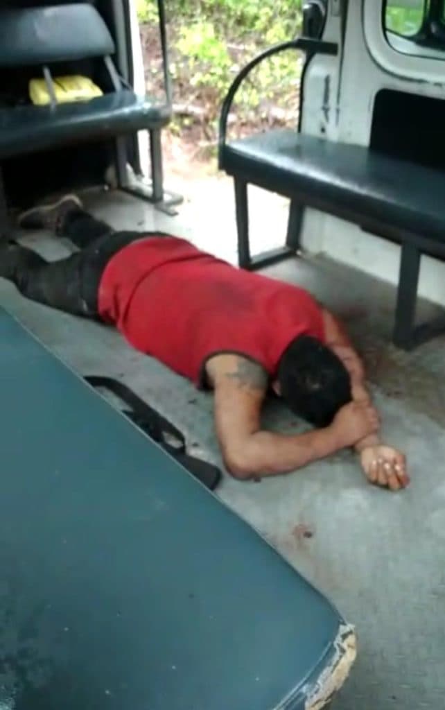 Hallan hombre sin vida dentro de una combi abandonada 