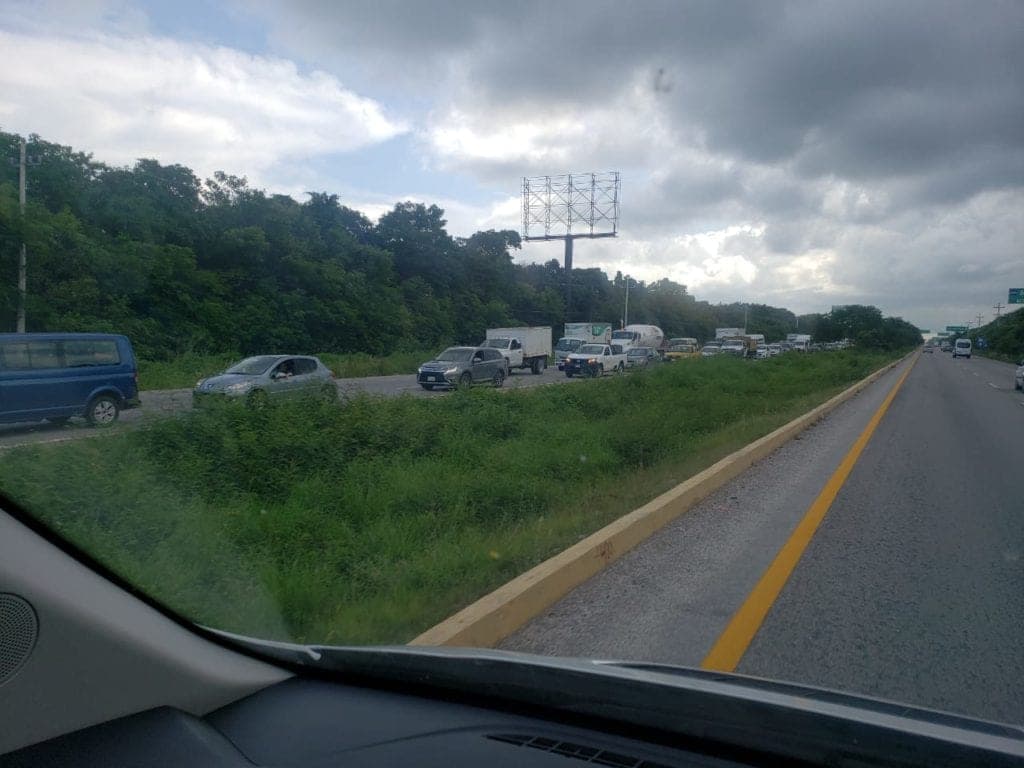 Kilométrico embotellamiento en carretera Playa del Carmen