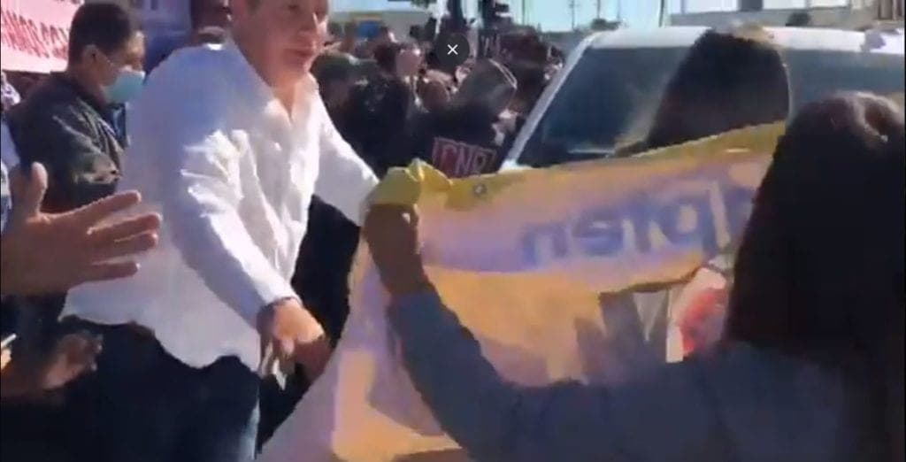 Interceptan manifestantes camioneta de AMLO, exigen medicamentos para el cáncer