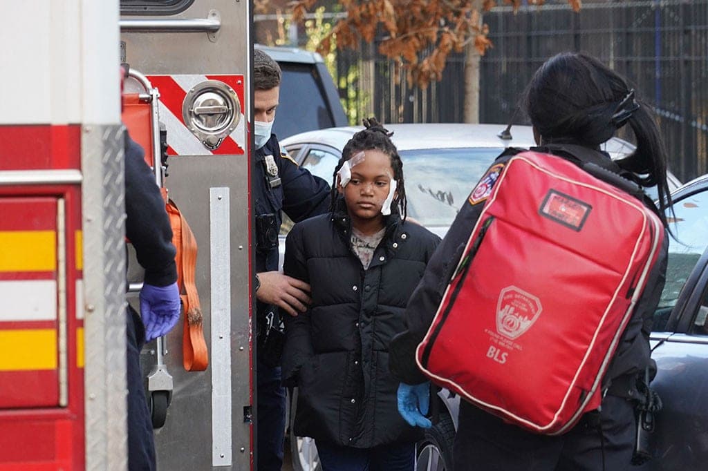 Niño de 10 años es acuchillado en la cara por mujer desconocida tras abrir la puerta