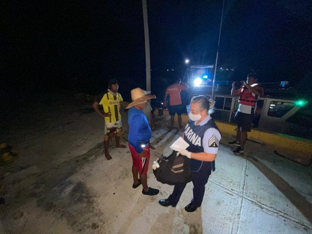 Rescatan a 3 personas que se quedaron a la deriva en Mahahual