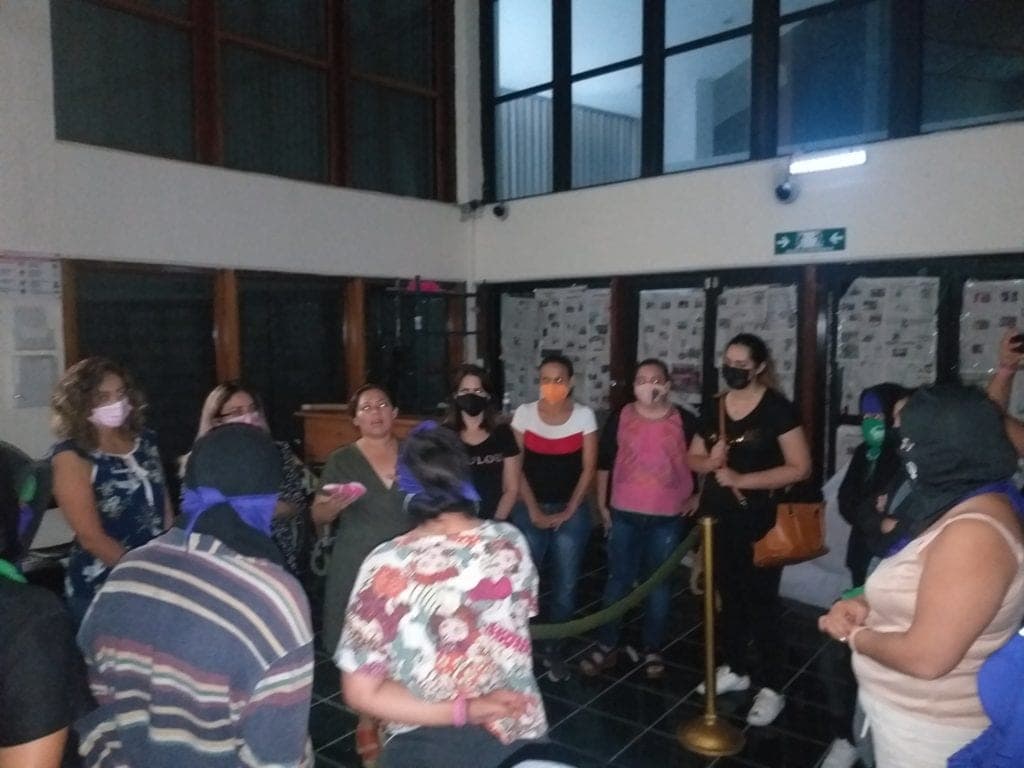 Feministas toman instalaciones del Congreso de Quintana Roo