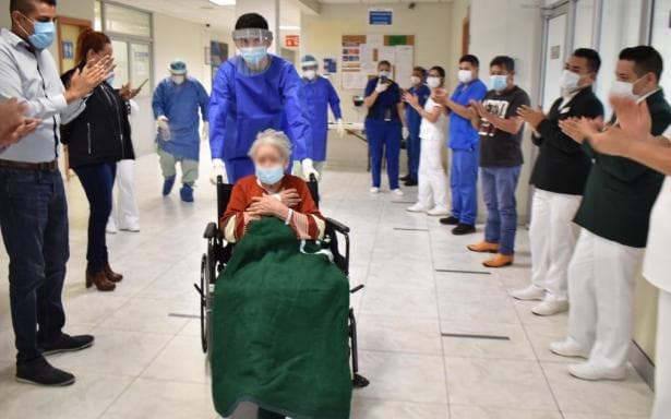 Paciente de 97 años y alto riesgo se recupera del Covid-19 en hospital del IMSS, es aplaudida
