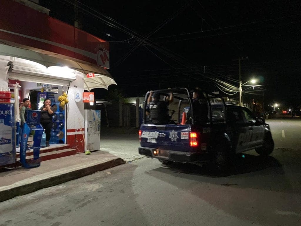 Descalzo y sin camisa, asalta tienda de abarrotes con cuchillo cebollero en Playa del Carmen