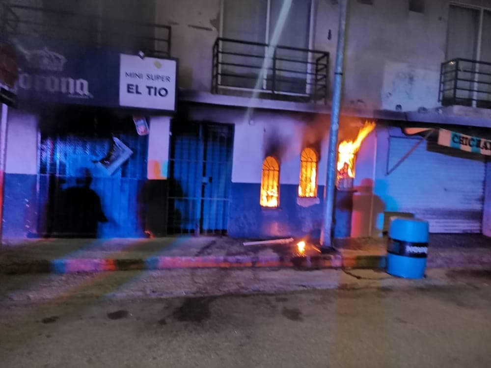 ¡Se quema la 'chela'! Se incendia expendio en Playa del Carmen