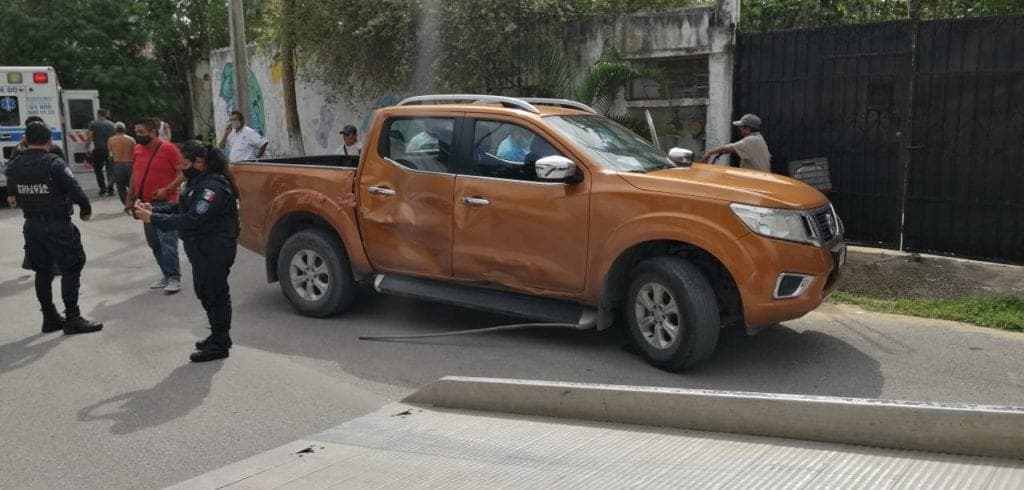 Imprudente mujer ocasiona accidente en Playa del Carmen