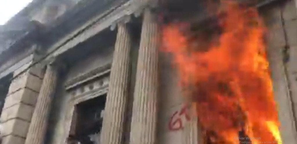 Video:Manifestantes toman el Congreso de Guatemala y le prenden fuego