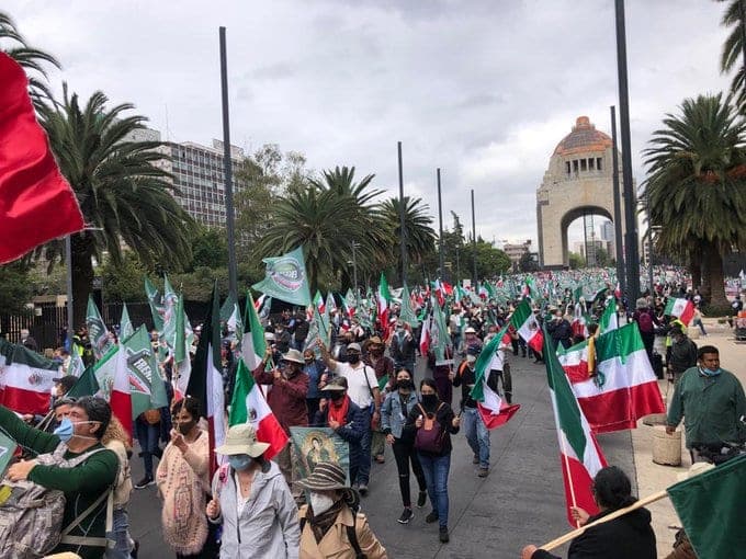 Integrantes del FRENAAA se concentran en el Ángel de la Independencia