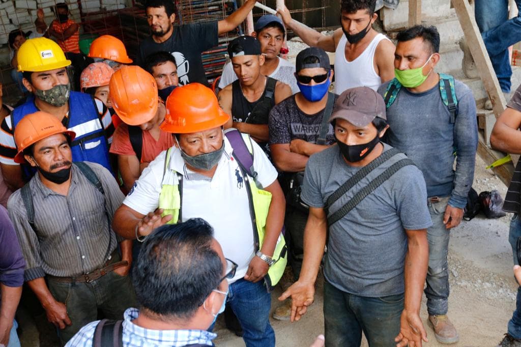 ¡No les querían pagar su día feriado! Albañiles hacen paro en Playa del Carmen