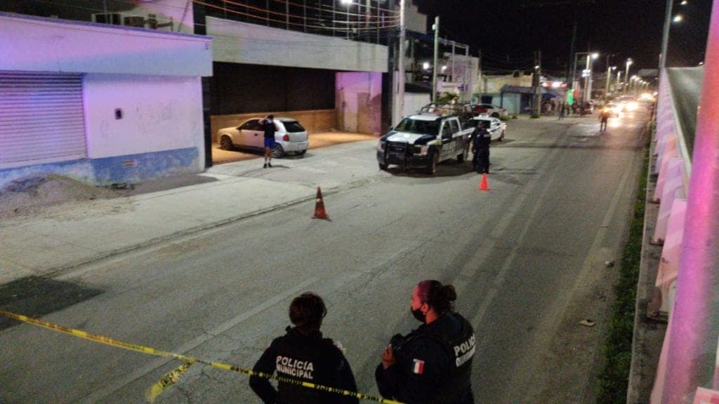 Abren fuego contra gimnasio y auto en Cancún