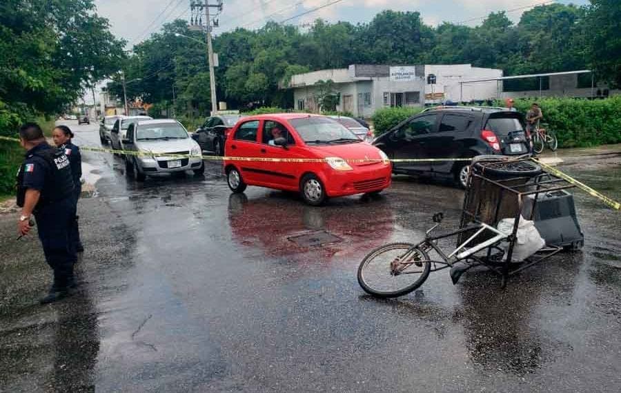 Atropellan a un hombre a bordo de su triciclo en Cancún