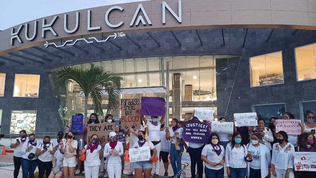 De forma pacífica mujeres marcharon en contra de los femicidios en Cancún