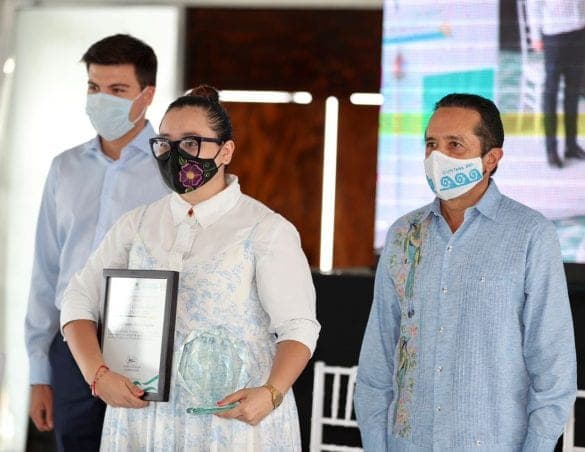 Gobernador Carlos Joaquín realiza entrega de galardón a jóvenes estudiantes
