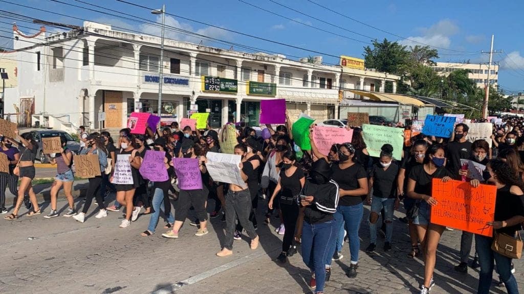 Para exigir justicia en femicidios, decenas de mujeres marchan en Cancún