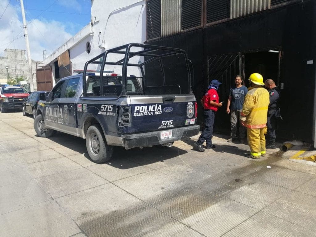 Colapsa techo sobre trabajadores en Cancún; hay dos heridos