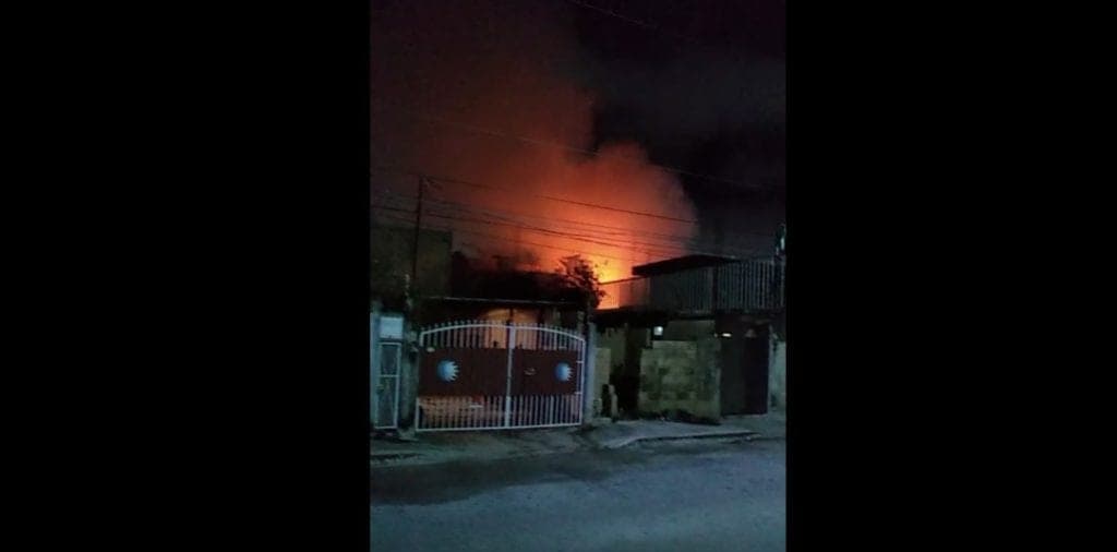 Video: Se incendia vivienda de la colonia Colosio en Playa del Carmen