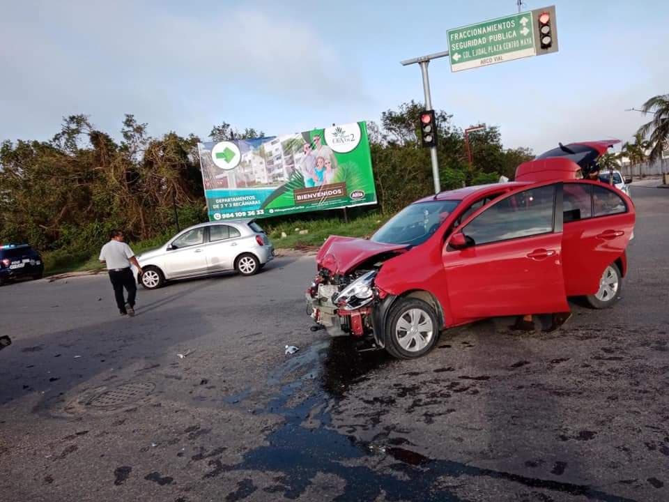 Patrulla no respeta semáforo y destroza coche en Playa del Carmen