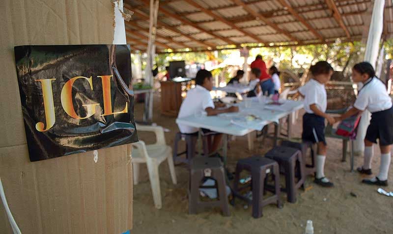 Hijos de 'El Chapo' ponen escuela equipada y dan útiles a niños de Sinaloa