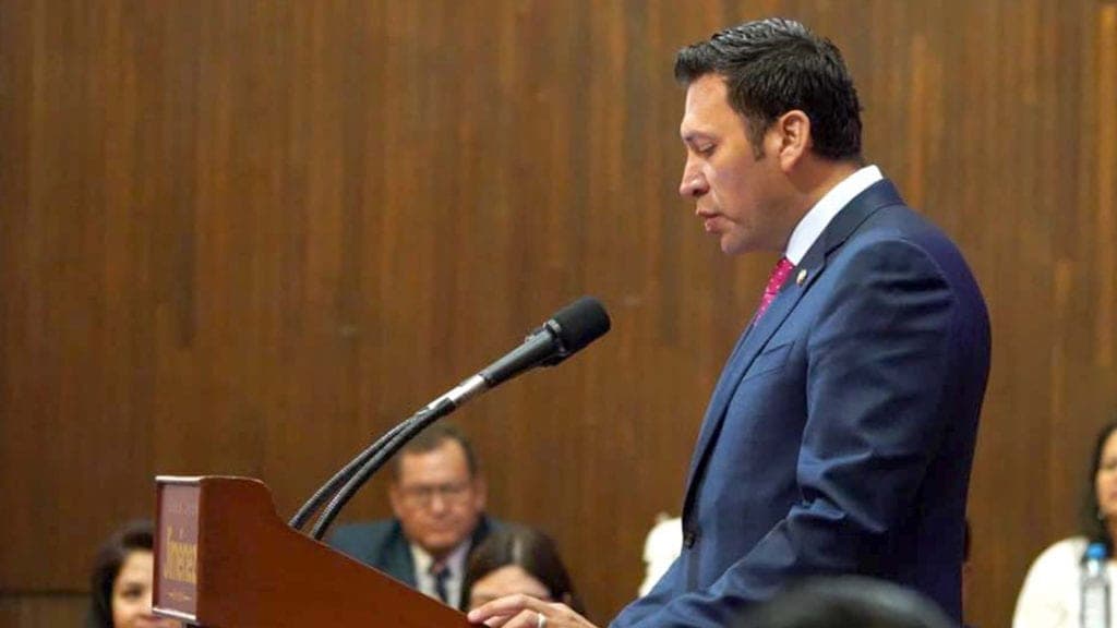 Senador de Morena deja su curul y va por gubernatura de Querétaro