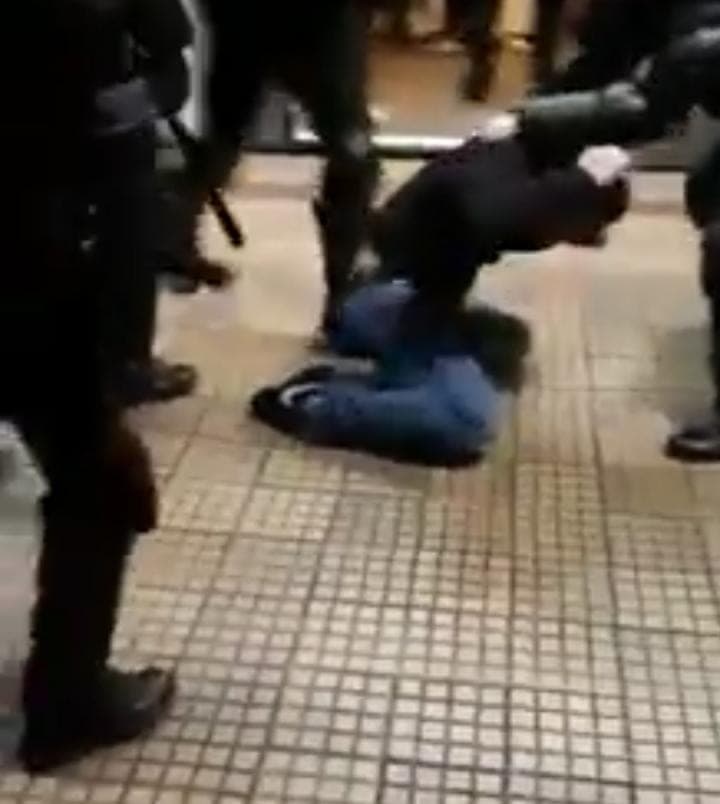 Video: Policías ingresan al metro en Francia a golpear gente sin cubrebocas