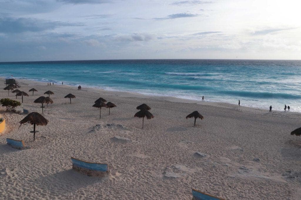 Con playas limpias garantizan la calidad turística de clase mundial de Cancún
