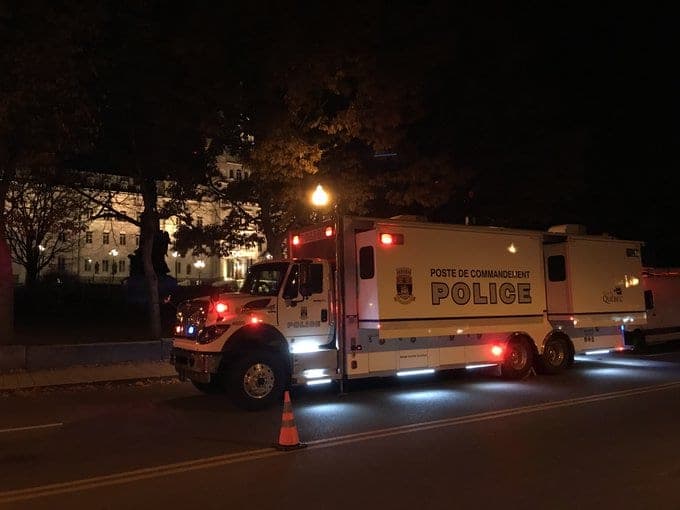 Hombre vestido con traje medieval mata a dos personas y hiere a otras cinco en Canadá