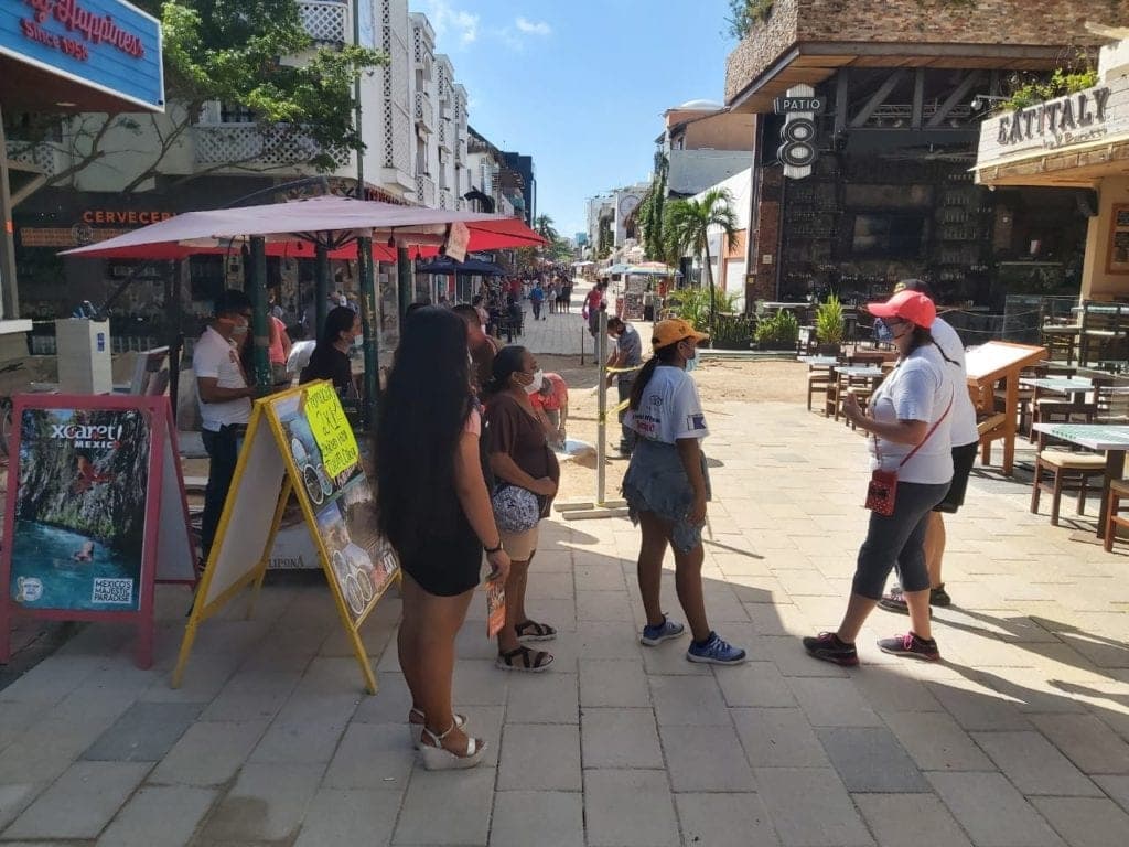 Con abundantes turistas y bonanza luce la Quinta Avenida