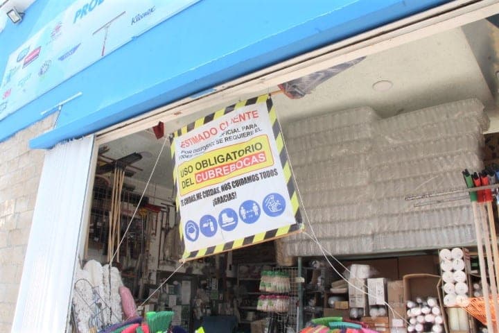 Personal de Salud deja bolsa con pruebas usadas de Covid-19 afuera de local en Cancún