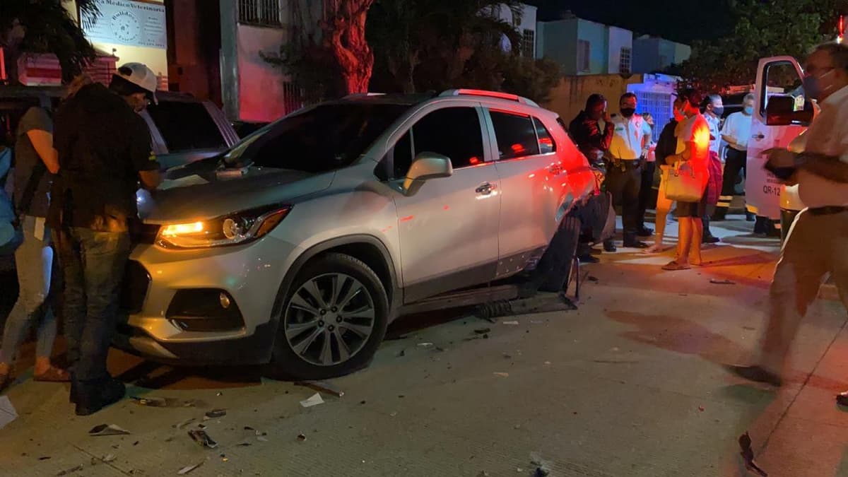 Fuerte choque entre combi y auto deja dos lesionados, en Cancún